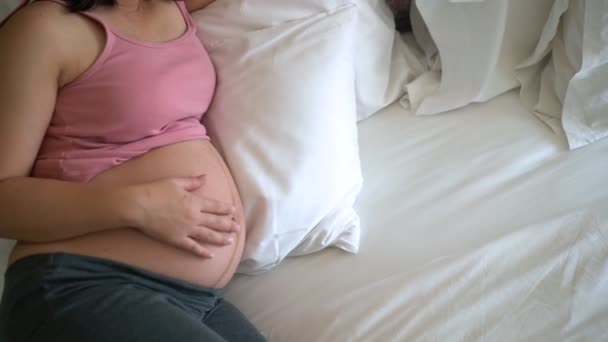 행복 한 임신 한 여성과 집에서 아기를 임신 한 여성. — 비디오