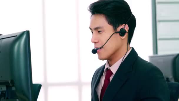 Des hommes d'affaires portant un casque qui travaillent au bureau — Video