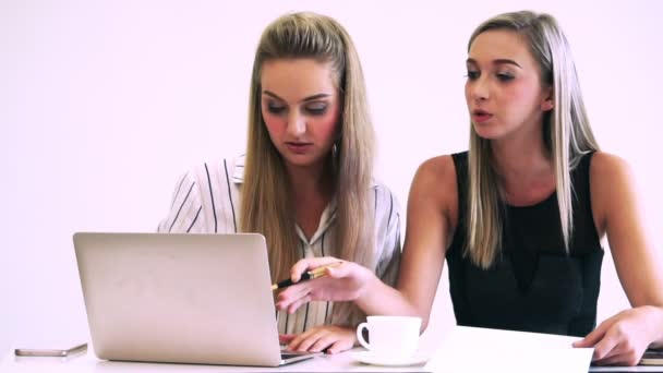 Wanita bisnis berambut pirang yang bekerja di kantor modern. — Stok Video
