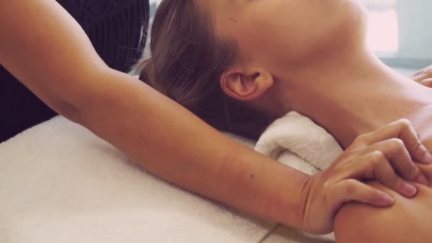 Mujer consigue hombro masaje spa por terapeuta. — Vídeo de stock