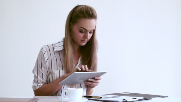 Mujer rubia de negocios que trabaja en la oficina moderna. — Vídeo de stock