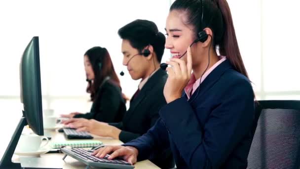 Gente de negocios con auriculares trabajando en la oficina — Vídeos de Stock