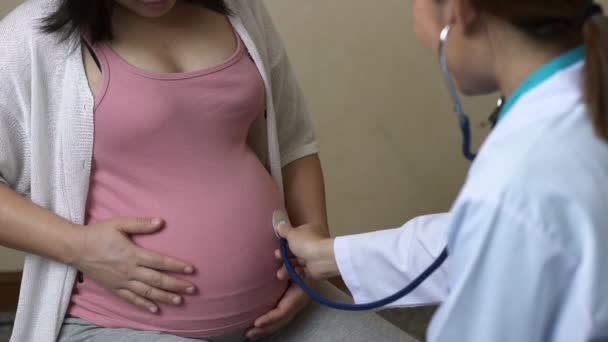 Femme enceinte et gynécologue médecin à l'hôpital — Video