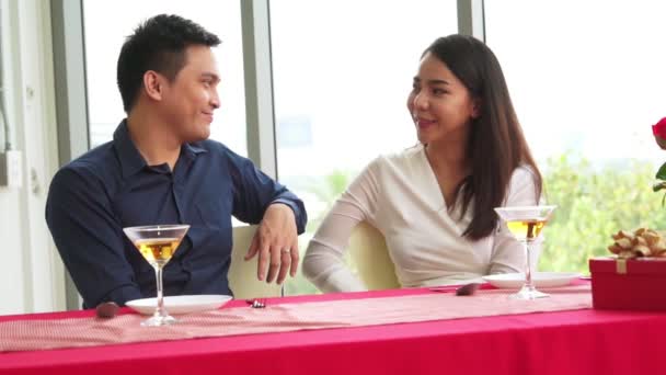 Ευτυχισμένο ρομαντικό ζευγάρι τρώει μεσημεριανό γεύμα στο εστιατόριο — Αρχείο Βίντεο