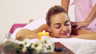 Kadın masaj terapistiyle masaj spası yaptırıyor..