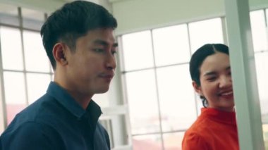 İş adamları proje planlama kurulunda çalışıyor