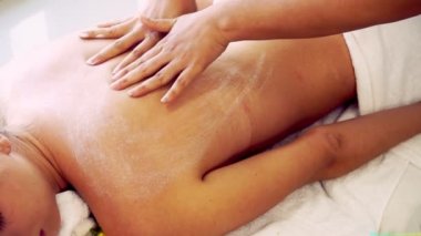 Kadın masaj terapistiyle masaj spası yaptırıyor..