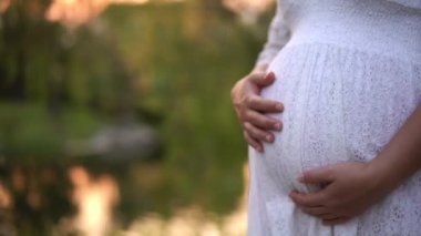 Hamile kadın bahçe evinde mutlu..