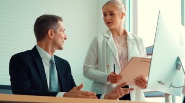 İki iş adamı ofiste proje stratejisi hakkında konuşuyor