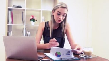 Modern ofiste çalışan sarışın bir iş kadını..