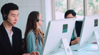 Ofiste çalışan kulaklık takan iş adamları.