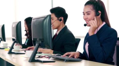 Ofiste çalışan kulaklık takan iş adamları.