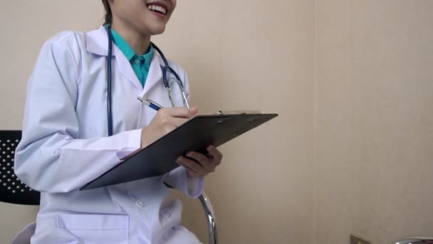 Mulher Grávida e Ginecologista Médica do Hospital — Vídeo de Stock