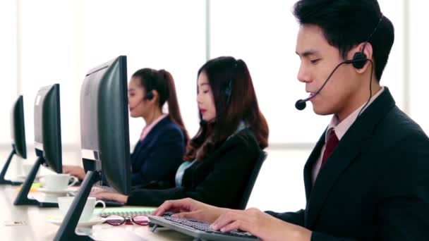 Geschäftsleute mit Headset arbeiten im Büro — Stockvideo
