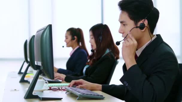 Geschäftsleute mit Headset arbeiten im Büro — Stockvideo