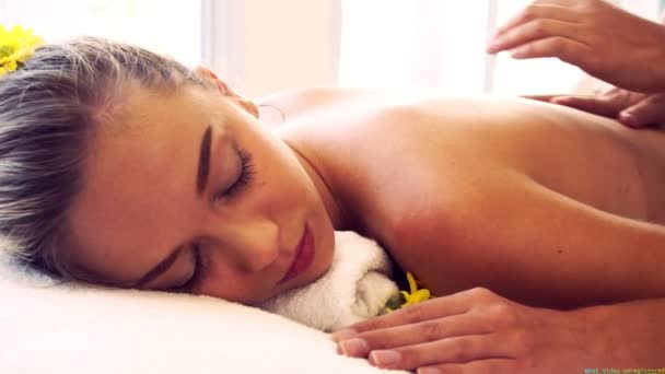 Mujer obtiene de vuelta spa de masaje por terapeuta de masaje. — Vídeo de stock