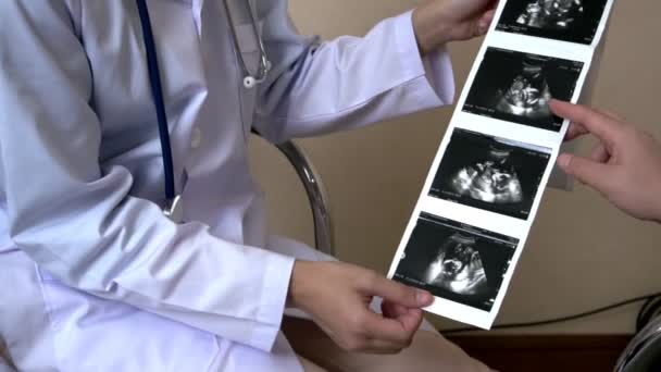 Gravid kvinna och gynekolog doktor vid sjukhuset — Stockvideo