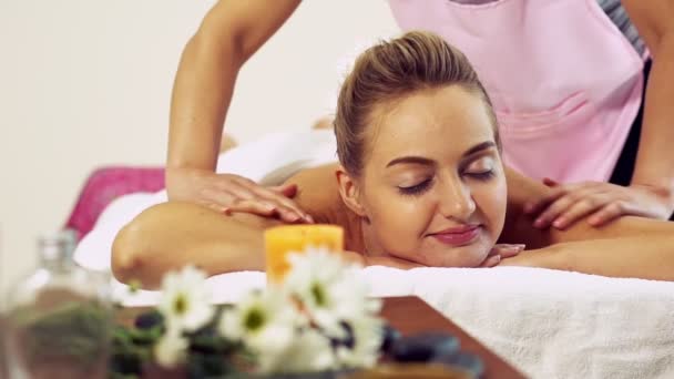Woman gets back massage spa by massage therapist. — Stock Video