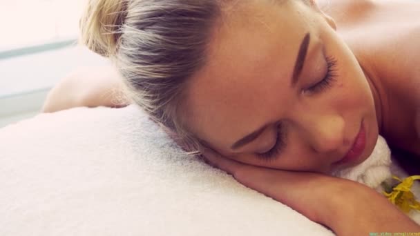 Mujer joven y relajada tumbada en la cama de hidromasaje para masajes. — Vídeos de Stock