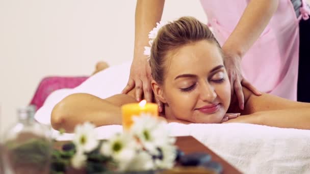 Женщина получает массаж спины спа от массажиста. — стоковое видео
