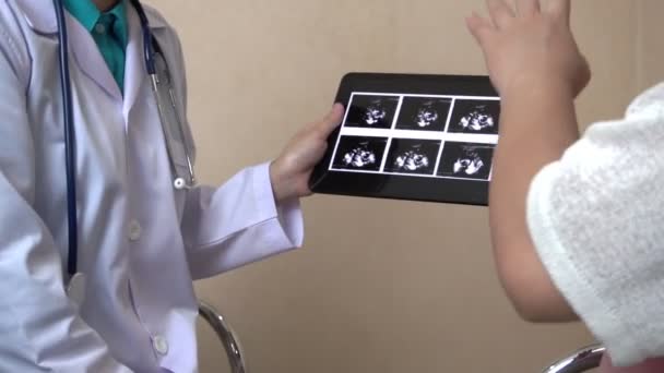 Femme enceinte et gynécologue médecin à l'hôpital — Video