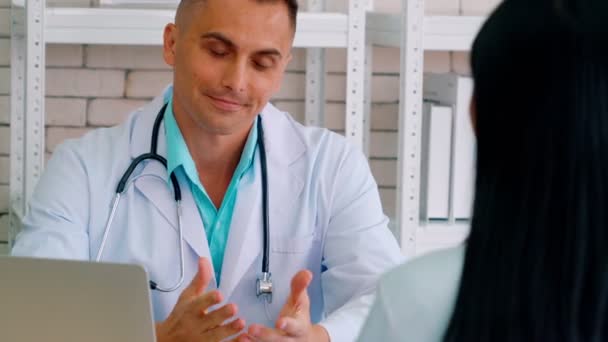 Médico en uniforme profesional examinando al paciente en el hospital — Vídeo de stock