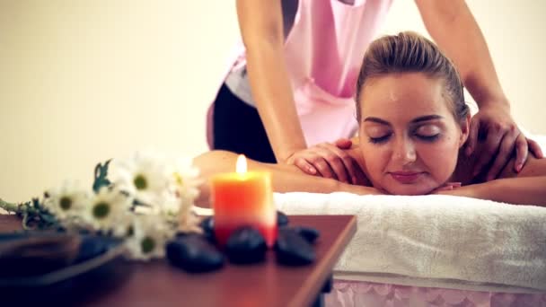Femme obtient dos massage spa par massothérapeute. — Video