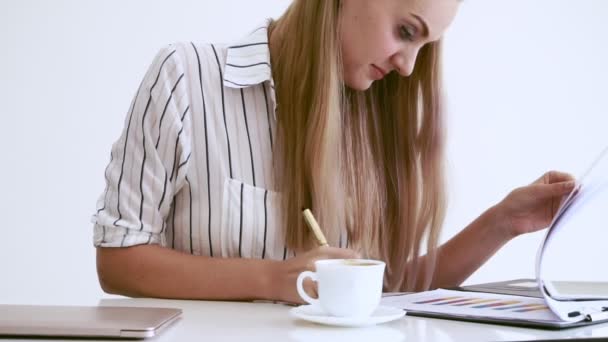 Mujer rubia de negocios que trabaja en la oficina moderna. — Vídeos de Stock