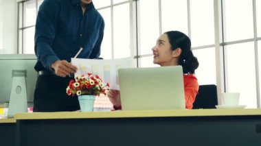 İki iş adamı ofiste proje stratejisi hakkında konuşuyor