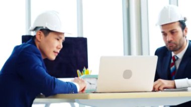 Mühendis ve mimar ofis masasında buluşuyor.