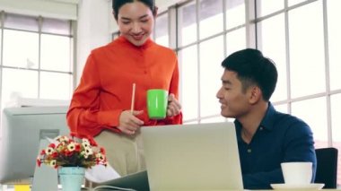 İki iş adamı ofiste proje stratejisi hakkında konuşuyor