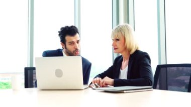 İki iş adamı ofiste proje stratejisi hakkında konuşuyor