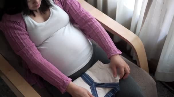 Bonne femme enceinte et attend bébé à la maison. — Video