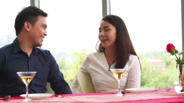 Šťastný romantický pár jíst oběd v restauraci — Stock video