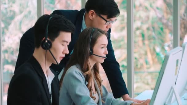 Gente de negocios con auriculares trabajando en la oficina — Vídeo de stock