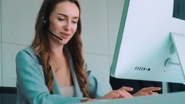 Gente de negocios con auriculares trabajando en la oficina — Vídeo de stock