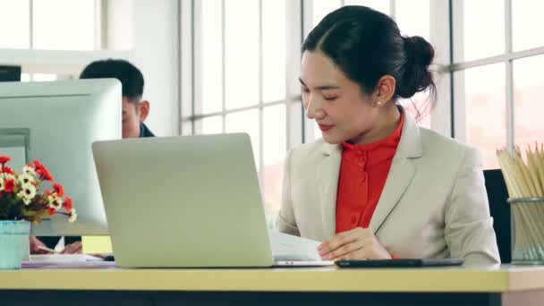 Les gens d'affaires travaillant à table dans un bureau moderne — Video