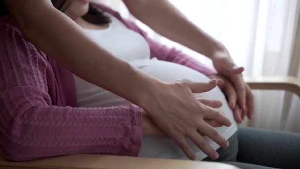 Couple enceinte se sent l'amour et se détendre à la maison. — Video