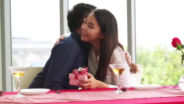 Pareja romántica dando regalo a amante en restaurante — Vídeos de Stock