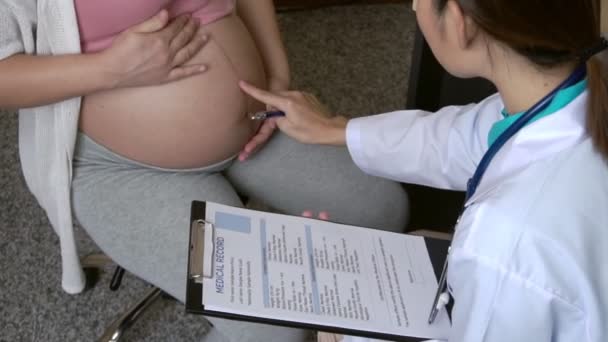 Femme enceinte et gynécologue médecin à l'hôpital — Video