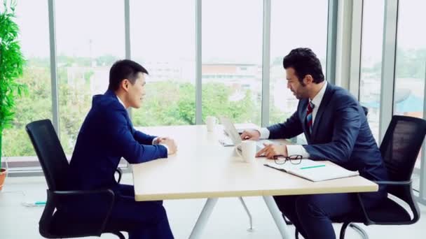 Buscador de empleo en la entrevista de trabajo reunión con el gerente — Vídeos de Stock