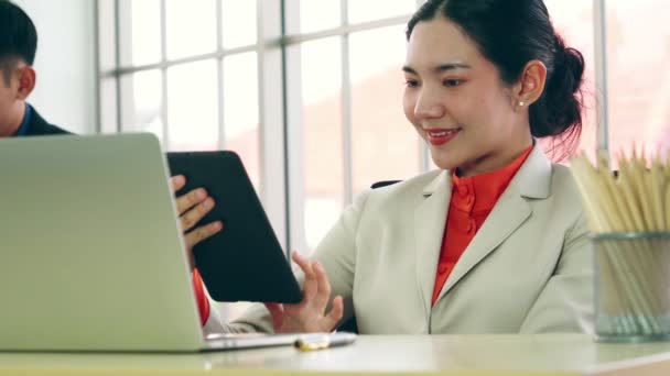 Geschäftsleute am Tisch im modernen Büro — Stockvideo