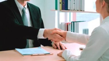 Yöneticiyle iş görüşmesinde iş arayan