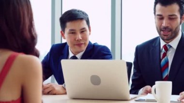 Yöneticiyle iş görüşmesinde iş arayan