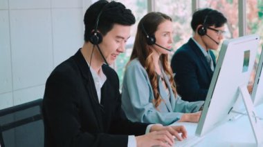 Ofiste çalışan kulaklık takan iş adamları.