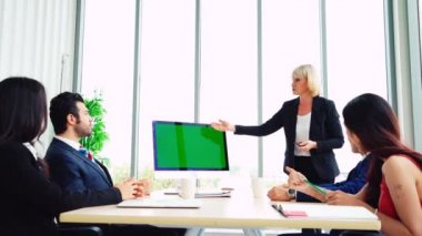 Konferans odasında yeşil ekranlı iş adamları