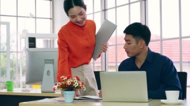 İki iş adamı ofiste proje stratejisi hakkında konuşuyor