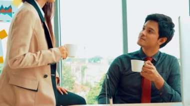 İki iş adamı ofiste proje stratejisi hakkında konuşuyor