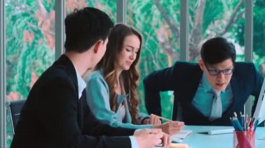 Zeki iş adamı ve iş kadını grup toplantısında tartışıyorlar.