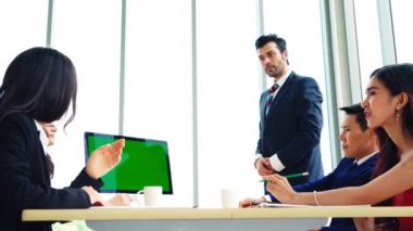 Konferans odasında yeşil ekranlı iş adamları